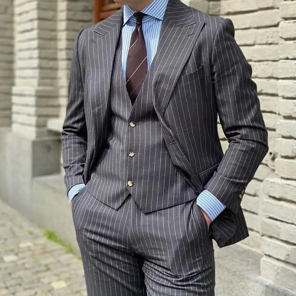 Aidase Dark Gray Men's Suit 3 Pieces Blazer Vest Pants Double Breasted Peaked Lapel Pinstripes Wedding Groom Formal Costume Homme